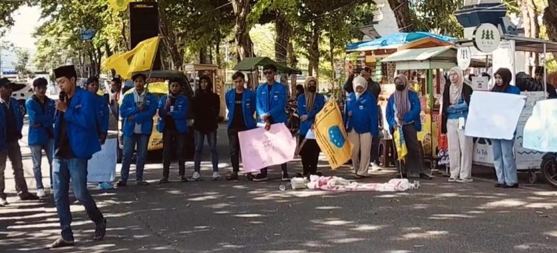 Massa aksi PMII Kabupaten Sampang menyampaikan tuntutan evaluasi menyeluruh terhadap Program Makan Bergizi Gratis (MBG) dan moratorium sementara Koperasi Desa/Kelurahan Merah Putih (KDKMP) saat berunjuk rasa di depan Gedung DPRD Sampang, Kamis (25/6/2026).