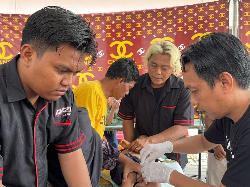 Tim DRT The Big Family bersama tenaga medis Klinik Al-Fatih memberikan pelayanan khitan gratis kepada ratusan anak di Kelurahan Bangselok, Sabtu (27/6/2026), sebagai wujud kepedulian sosial dalam menyemarakkan bulan Muharram sekaligus memanfaatkan momen libur panjang sekolah.