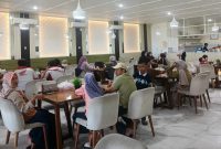 Pengunjung menikmati suasana dan hidangan andalan di Arinna Cafe & Resto, Sumenep. Cita rasa Iga Bakar yang khas, menu kuliner yang beragam, serta suasana nyaman dengan live musik akustik menjadikan restoran ini selalu ramai dikunjungi sejak buka hingga malam hari.