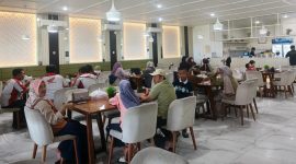Pengunjung menikmati suasana dan hidangan andalan di Arinna Cafe & Resto, Sumenep. Cita rasa Iga Bakar yang khas, menu kuliner yang beragam, serta suasana nyaman dengan live musik akustik menjadikan restoran ini selalu ramai dikunjungi sejak buka hingga malam hari.