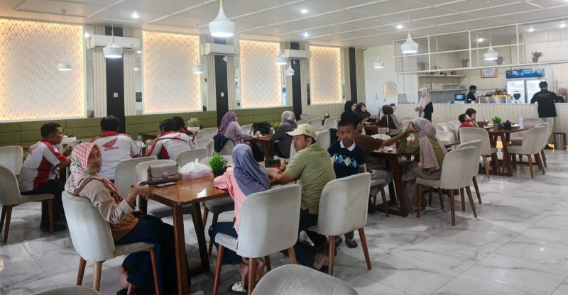 Pengunjung menikmati suasana dan hidangan andalan di Arinna Cafe & Resto, Sumenep. Cita rasa Iga Bakar yang khas, menu kuliner yang beragam, serta suasana nyaman dengan live musik akustik menjadikan restoran ini selalu ramai dikunjungi sejak buka hingga malam hari.