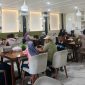 Pengunjung menikmati suasana dan hidangan andalan di Arinna Cafe & Resto, Sumenep. Cita rasa Iga Bakar yang khas, menu kuliner yang beragam, serta suasana nyaman dengan live musik akustik menjadikan restoran ini selalu ramai dikunjungi sejak buka hingga malam hari.