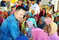 Founder BIP Foundation, H. Ali Zainal Abidin, menyapa ribuan kaum dhuafa sebelum menyerahkan santunan uang tunai dan paket sembako di Musala Ainun, Pantai Badur, Kecamatan Batuputih, Kabupaten Sumenep, Minggu (28/6/2026). Pada kesempatan itu, ia mengajak masyarakat untuk terus mendoakan kesehatannya agar dapat istiqamah melanjutkan perjuangan berbagi kepada sesama