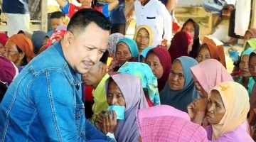 Founder BIP Foundation, H. Ali Zainal Abidin, menyapa ribuan kaum dhuafa sebelum menyerahkan santunan uang tunai dan paket sembako di Musala Ainun, Pantai Badur, Kecamatan Batuputih, Kabupaten Sumenep, Minggu (28/6/2026). Pada kesempatan itu, ia mengajak masyarakat untuk terus mendoakan kesehatannya agar dapat istiqamah melanjutkan perjuangan berbagi kepada sesama