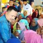 Founder BIP Foundation, H. Ali Zainal Abidin, menyapa ribuan kaum dhuafa sebelum menyerahkan santunan uang tunai dan paket sembako di Musala Ainun, Pantai Badur, Kecamatan Batuputih, Kabupaten Sumenep, Minggu (28/6/2026). Pada kesempatan itu, ia mengajak masyarakat untuk terus mendoakan kesehatannya agar dapat istiqamah melanjutkan perjuangan berbagi kepada sesama