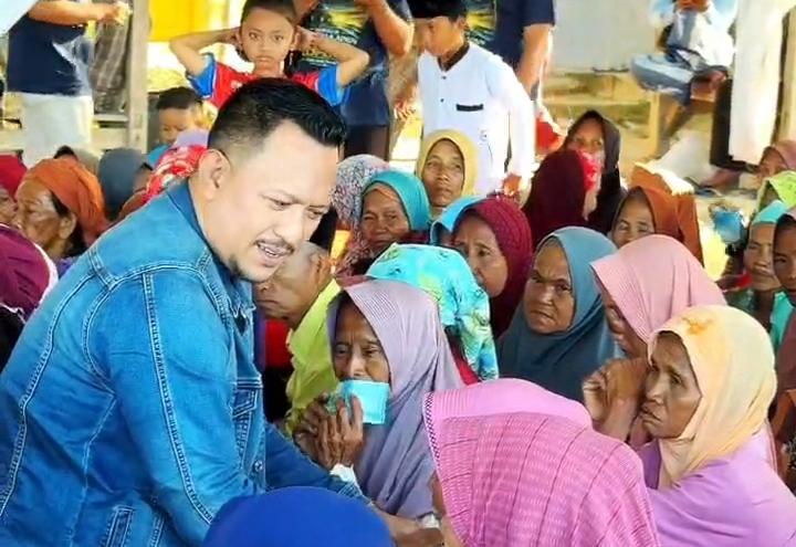 Founder BIP Foundation, H. Ali Zainal Abidin, menyapa ribuan kaum dhuafa sebelum menyerahkan santunan uang tunai dan paket sembako di Musala Ainun, Pantai Badur, Kecamatan Batuputih, Kabupaten Sumenep, Minggu (28/6/2026). Pada kesempatan itu, ia mengajak masyarakat untuk terus mendoakan kesehatannya agar dapat istiqamah melanjutkan perjuangan berbagi kepada sesama