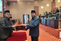 Suasana penandatanganan naskah persetujuan bersama Raperda Pertanggungjawaban Pelaksanaan APBD 2025 oleh Bupati Sumenep Achmad Fauzi Wongsojudo dan pimpinan DPRD Kabupaten Sumenep.