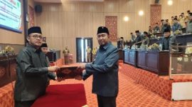 Suasana penandatanganan naskah persetujuan bersama Raperda Pertanggungjawaban Pelaksanaan APBD 2025 oleh Bupati Sumenep Achmad Fauzi Wongsojudo dan pimpinan DPRD Kabupaten Sumenep.