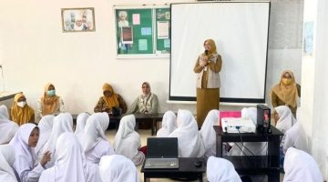 Tekan Stunting Sejak Remaja, TPPS dan Puskesmas Gending Probolinggo Gelar Edukasi Kesehatan di Pesantren