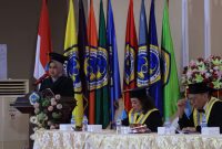 Pakar Hukum Bisnis, Prof. Dr. Sri Astutik, S.H., M.H., menyampaikan orasi ilmiahnya di atas podium saat Sidang Senat Terbuka Pengukuhan Guru Besar di Auditorium K.H. Moh. Saleh, Universitas Dr. Soetomo (Unitomo), Surabaya, Selasa (9/6/2026).  (Foto: Ist)