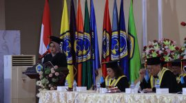 Pakar Hukum Bisnis, Prof. Dr. Sri Astutik, S.H., M.H., menyampaikan orasi ilmiahnya di atas podium saat Sidang Senat Terbuka Pengukuhan Guru Besar di Auditorium K.H. Moh. Saleh, Universitas Dr. Soetomo (Unitomo), Surabaya, Selasa (9/6/2026).  (Foto: Ist)
