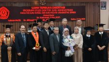 MOMEN BAHAGIA: Dr. Sri Roekminiati (tengah, memegang bunga) berfoto bersama setelah dinyatakan lulus dalam Ujian Terbuka Program Doktor Ilmu Administrasi di Universitas Jember, Jember, 17 Juni 2026. (Foto: Ardi)