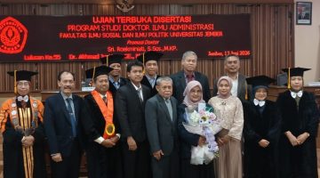 MOMEN BAHAGIA: Dr. Sri Roekminiati (tengah, memegang bunga) berfoto bersama setelah dinyatakan lulus dalam Ujian Terbuka Program Doktor Ilmu Administrasi di Universitas Jember, Jember, 17 Juni 2026. (Foto: Ardi)
