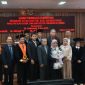 MOMEN BAHAGIA: Dr. Sri Roekminiati (tengah, memegang bunga) berfoto bersama setelah dinyatakan lulus dalam Ujian Terbuka Program Doktor Ilmu Administrasi di Universitas Jember, Jember, 17 Juni 2026. (Foto: Ardi)