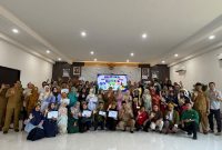 Direktur, jajaran manajemen, panitia, dan para peserta berfoto bersama usai penutupan Gebyar 3M (Mutu, Mantap, Meriah) RSUD dr. H. Moh. Anwar Sumenep yang ditutup dengan lomba cerdas cermat sebagai upaya memperkuat budaya mutu, keselamatan pasien, serta kesiapan menghadapi akreditasi rumah sakit.
