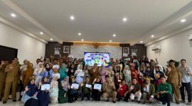 Direktur, jajaran manajemen, panitia, dan para peserta berfoto bersama usai penutupan Gebyar 3M (Mutu, Mantap, Meriah) RSUD dr. H. Moh. Anwar Sumenep yang ditutup dengan lomba cerdas cermat sebagai upaya memperkuat budaya mutu, keselamatan pasien, serta kesiapan menghadapi akreditasi rumah sakit.