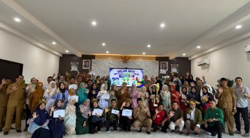 Direktur, jajaran manajemen, panitia, dan para peserta berfoto bersama usai penutupan Gebyar 3M (Mutu, Mantap, Meriah) RSUD dr. H. Moh. Anwar Sumenep yang ditutup dengan lomba cerdas cermat sebagai upaya memperkuat budaya mutu, keselamatan pasien, serta kesiapan menghadapi akreditasi rumah sakit.