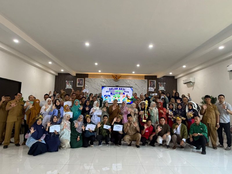 Direktur, jajaran manajemen, panitia, dan para peserta berfoto bersama usai penutupan Gebyar 3M (Mutu, Mantap, Meriah) RSUD dr. H. Moh. Anwar Sumenep yang ditutup dengan lomba cerdas cermat sebagai upaya memperkuat budaya mutu, keselamatan pasien, serta kesiapan menghadapi akreditasi rumah sakit.