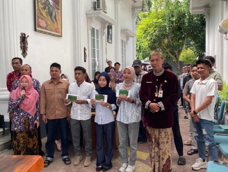 Program beasiswa yang digagas Nia Kurnia Fauzi kembali menyasar mahasiswa kurang mampu di Dapil I Sumenep sebagai upaya mencegah putus kuliah akibat keterbatasan biaya.