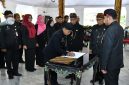 Foto: Bupati Sumenep Achmad Fauzi Wongsojudo melantik dan mengambil sumpah jabatan 31 pejabat administrator dan pengawas di Pendopo Agung Keraton Sumenep, Rabu (15/7/2026). Bupati menegaskan jabatan merupakan amanah yang harus dijawab dengan integritas, inovasi, dan kinerja nyata untuk mempercepat pembangunan daerah.