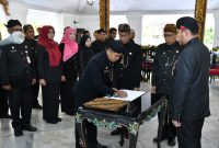 Foto: Bupati Sumenep Achmad Fauzi Wongsojudo melantik dan mengambil sumpah jabatan 31 pejabat administrator dan pengawas di Pendopo Agung Keraton Sumenep, Rabu (15/7/2026). Bupati menegaskan jabatan merupakan amanah yang harus dijawab dengan integritas, inovasi, dan kinerja nyata untuk mempercepat pembangunan daerah.