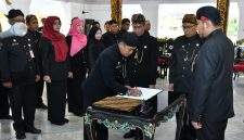 Foto: Bupati Sumenep Achmad Fauzi Wongsojudo melantik dan mengambil sumpah jabatan 31 pejabat administrator dan pengawas di Pendopo Agung Keraton Sumenep, Rabu (15/7/2026). Bupati menegaskan jabatan merupakan amanah yang harus dijawab dengan integritas, inovasi, dan kinerja nyata untuk mempercepat pembangunan daerah.