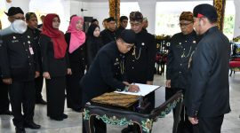 Foto: Bupati Sumenep Achmad Fauzi Wongsojudo melantik dan mengambil sumpah jabatan 31 pejabat administrator dan pengawas di Pendopo Agung Keraton Sumenep, Rabu (15/7/2026). Bupati menegaskan jabatan merupakan amanah yang harus dijawab dengan integritas, inovasi, dan kinerja nyata untuk mempercepat pembangunan daerah.
