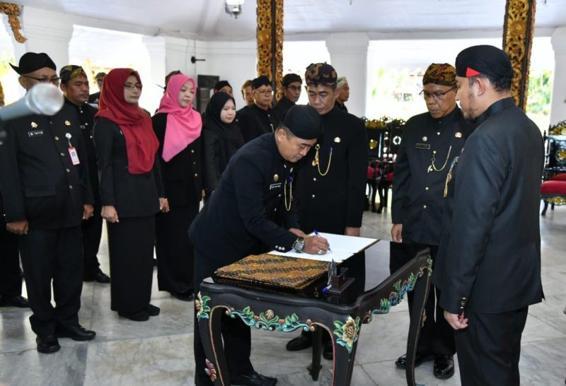 Foto: Bupati Sumenep Achmad Fauzi Wongsojudo melantik dan mengambil sumpah jabatan 31 pejabat administrator dan pengawas di Pendopo Agung Keraton Sumenep, Rabu (15/7/2026). Bupati menegaskan jabatan merupakan amanah yang harus dijawab dengan integritas, inovasi, dan kinerja nyata untuk mempercepat pembangunan daerah.