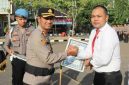 Kapolres Sampang AKBP Hartono menyerahkan penghargaan kepada Kasatreskrim Iptu Nur Fajri Alim atas keberhasilan mengungkap 27 kasus asusila terhadap anak dan sindikat curanmor di 31 TKP saat upacara di Mapolres Sampang, Rabu (15/7/2026).