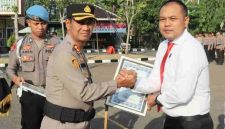 Kapolres Sampang AKBP Hartono menyerahkan penghargaan kepada Kasatreskrim Iptu Nur Fajri Alim atas keberhasilan mengungkap 27 kasus asusila terhadap anak dan sindikat curanmor di 31 TKP saat upacara di Mapolres Sampang, Rabu (15/7/2026).