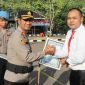 Kapolres Sampang AKBP Hartono menyerahkan penghargaan kepada Kasatreskrim Iptu Nur Fajri Alim atas keberhasilan mengungkap 27 kasus asusila terhadap anak dan sindikat curanmor di 31 TKP saat upacara di Mapolres Sampang, Rabu (15/7/2026).