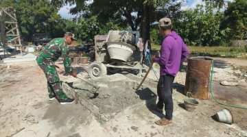 TNI Menyatu dengan Rakyat Melalui Gotong Royong Pengecoran Jalan