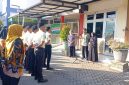 Dirut RSUD dr. H. Moh. Anwar Sumenep, dr. Erliyati, M.Kes, memberikan penghormatan kepada pegawai yang memasuki masa purna tugas sebagai bentuk apresiasi atas dedikasi dan pengabdian mereka kepada rumah sakit.