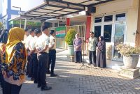 Dirut RSUD dr. H. Moh. Anwar Sumenep, dr. Erliyati, M.Kes, memberikan penghormatan kepada pegawai yang memasuki masa purna tugas dalam apel sebagai bentuk apresiasi atas dedikasi dan pengabdian mereka selama bertahun-tahun.