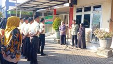 Dirut RSUD dr. H. Moh. Anwar Sumenep, dr. Erliyati, M.Kes, memberikan penghormatan kepada pegawai yang memasuki masa purna tugas sebagai bentuk apresiasi atas dedikasi dan pengabdian mereka kepada rumah sakit.