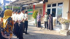 Dirut RSUD dr. H. Moh. Anwar Sumenep, dr. Erliyati, M.Kes, memberikan penghormatan kepada pegawai yang memasuki masa purna tugas dalam apel sebagai bentuk apresiasi atas dedikasi dan pengabdian mereka selama bertahun-tahun.
