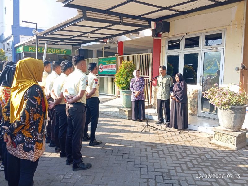 Dirut RSUD dr. H. Moh. Anwar Sumenep, dr. Erliyati, M.Kes, memberikan penghormatan kepada pegawai yang memasuki masa purna tugas dalam apel sebagai bentuk apresiasi atas dedikasi dan pengabdian mereka selama bertahun-tahun.
