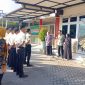 Dirut RSUD dr. H. Moh. Anwar Sumenep, dr. Erliyati, M.Kes, memberikan penghormatan kepada pegawai yang memasuki masa purna tugas dalam apel sebagai bentuk apresiasi atas dedikasi dan pengabdian mereka selama bertahun-tahun.