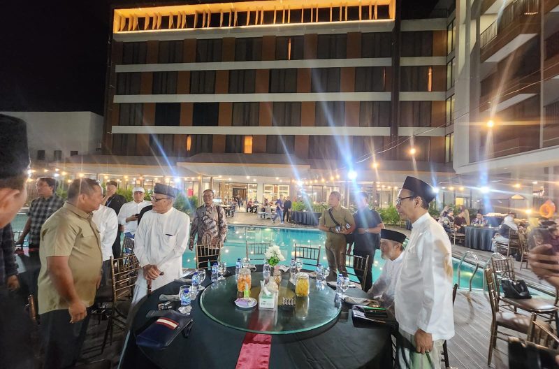 Suasana silaturahmi Danrem 084/Bhaskara Jaya bersama berbagai elemen masyarakat Kabupaten Sumenep sebagai upaya mempererat komunikasi, memperkuat kolaborasi, dan mendukung pelaksanaan Karya Bakti TNI AD Skala Besar 2026.