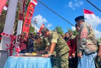 Komandan Korem 084/Bhaskara Jaya Brigjen TNI Kohir didampingi Danyonif TP 931/KJ Mayor Inf Aditya Danang Putranto, Dandim 0827/Sumenep Letkol Inf Citra Persada, serta jajaran TNI dan Forkopimda saat meresmikan Jembatan Perintis Garuda di Desa Ambunten, Kecamatan Ambunten, Kabupaten Sumenep, Jumat (3/7/2026). Peresmian jembatan tersebut menjadi simbol sinergi TNI, pemerintah, dan masyarakat dalam mendukung pembangunan infrastruktur demi meningkatkan konektivitas dan kesejahteraan warga.
