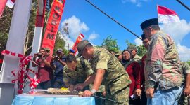 Komandan Korem 084/Bhaskara Jaya Brigjen TNI Kohir didampingi Danyonif TP 931/KJ Mayor Inf Aditya Danang Putranto, Dandim 0827/Sumenep Letkol Inf Citra Persada, serta jajaran TNI dan Forkopimda saat meresmikan Jembatan Perintis Garuda di Desa Ambunten, Kecamatan Ambunten, Kabupaten Sumenep, Jumat (3/7/2026). Peresmian jembatan tersebut menjadi simbol sinergi TNI, pemerintah, dan masyarakat dalam mendukung pembangunan infrastruktur demi meningkatkan konektivitas dan kesejahteraan warga.
