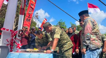 Komandan Korem 084/Bhaskara Jaya Brigjen TNI Kohir didampingi Danyonif TP 931/KJ Mayor Inf Aditya Danang Putranto, Dandim 0827/Sumenep Letkol Inf Citra Persada, serta jajaran TNI dan Forkopimda saat meresmikan Jembatan Perintis Garuda di Desa Ambunten, Kecamatan Ambunten, Kabupaten Sumenep, Jumat (3/7/2026). Peresmian jembatan tersebut menjadi simbol sinergi TNI, pemerintah, dan masyarakat dalam mendukung pembangunan infrastruktur demi meningkatkan konektivitas dan kesejahteraan warga.