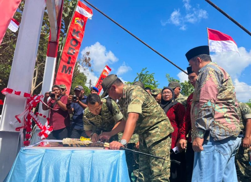 Komandan Korem 084/Bhaskara Jaya Brigjen TNI Kohir didampingi Danyonif TP 931/KJ Mayor Inf Aditya Danang Putranto, Dandim 0827/Sumenep Letkol Inf Citra Persada, serta jajaran TNI dan Forkopimda saat meresmikan Jembatan Perintis Garuda di Desa Ambunten, Kecamatan Ambunten, Kabupaten Sumenep, Jumat (3/7/2026). Peresmian jembatan tersebut menjadi simbol sinergi TNI, pemerintah, dan masyarakat dalam mendukung pembangunan infrastruktur demi meningkatkan konektivitas dan kesejahteraan warga.