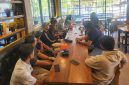EDUKASI BISNIS: Suasana Sekolah Bisnis Tiens yang digelar di Cafe Lotus Sumenep, Jalan KH. Mansyur No.168, Pabean, diikuti mahasiswa, sarjana, pelaku usaha, dan distributor resmi Tiens. Kegiatan ini mengupas strategi bisnis di era digital, mulai dari digital marketing, penguatan personal branding, hingga peluang usaha melalui Affiliate TikTok.