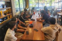 EDUKASI BISNIS: Suasana Sekolah Bisnis herbal yang digelar di Cafe Lotus Sumenep, Jalan KH. Mansyur No.168, Pabean, diikuti mahasiswa, sarjana, pelaku usaha, dan distributor resmi herbal. Kegiatan ini mengupas strategi bisnis di era digital, mulai dari digital marketing, penguatan personal branding, hingga peluang usaha melalui Affiliate TikTok.