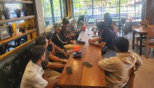 EDUKASI BISNIS: Suasana Sekolah Bisnis Tiens yang digelar di Cafe Lotus Sumenep, Jalan KH. Mansyur No.168, Pabean, diikuti mahasiswa, sarjana, pelaku usaha, dan distributor resmi Tiens. Kegiatan ini mengupas strategi bisnis di era digital, mulai dari digital marketing, penguatan personal branding, hingga peluang usaha melalui Affiliate TikTok.