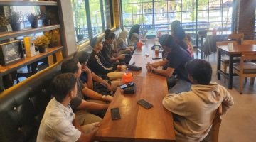 EDUKASI BISNIS: Suasana Sekolah Bisnis herbal yang digelar di Cafe Lotus Sumenep, Jalan KH. Mansyur No.168, Pabean, diikuti mahasiswa, sarjana, pelaku usaha, dan distributor resmi herbal. Kegiatan ini mengupas strategi bisnis di era digital, mulai dari digital marketing, penguatan personal branding, hingga peluang usaha melalui Affiliate TikTok.