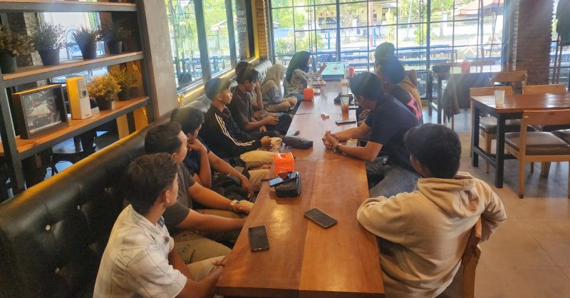 EDUKASI BISNIS: Suasana Sekolah Bisnis herbal yang digelar di Cafe Lotus Sumenep, Jalan KH. Mansyur No.168, Pabean, diikuti mahasiswa, sarjana, pelaku usaha, dan distributor resmi herbal. Kegiatan ini mengupas strategi bisnis di era digital, mulai dari digital marketing, penguatan personal branding, hingga peluang usaha melalui Affiliate TikTok.