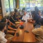EDUKASI BISNIS: Suasana Sekolah Bisnis herbal yang digelar di Cafe Lotus Sumenep, Jalan KH. Mansyur No.168, Pabean, diikuti mahasiswa, sarjana, pelaku usaha, dan distributor resmi herbal. Kegiatan ini mengupas strategi bisnis di era digital, mulai dari digital marketing, penguatan personal branding, hingga peluang usaha melalui Affiliate TikTok.