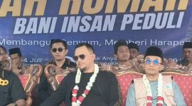 Founder BIP Foundation, H. Ali Zainal Abidin, didampingi Bupati Pamekasan Dr. KH. Kholilurrahman, S.H., M.Si., meresmikan rumah layak huni milik Ibu Maryani di Dusun Rongkarong, Kelurahan Gladak Anyar, Pamekasan